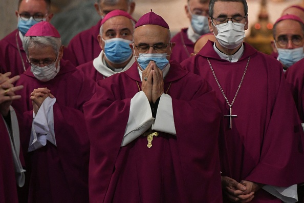 Réunis à Lourdes, les évêques de France ont décidé de "reconnaître la responsabilité institutionnelle de l’Église" dans les agressions sexuelles subies sur des milliers de victimes. (Photo : VALENTINE CHAPUIS/AFP via Getty Images)