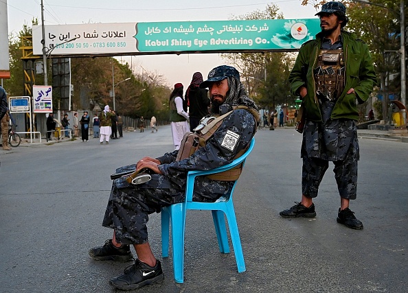 - Des combattants talibans montent la garde près de l'hôpital militaire Mohammad Dawood Khan à Kaboul le 2 novembre 2021, après l’attentat. Photo de Wakil Kohsar / AFP via Getty Images.