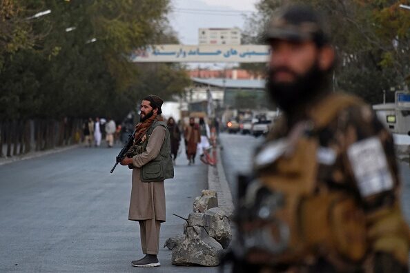 -Des combattants talibans montent la garde près de l'hôpital militaire Sardar Mohammad Dawood Khan à Kaboul le 2 novembre 2021, après l’attaque qui a tué près de 19 personnes et blessé 50 autres. Photo de Wakil KOHSAR / AFP via Getty Images