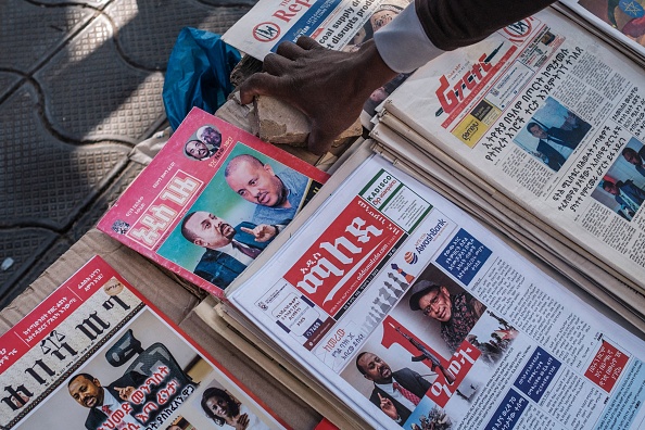 -Un vendeur de journaux de rue organise son étal, les couvertures des journaux locaux représentent des photos du Premier ministre éthiopien Abiy Ahmed et des dirigeants du Front de libération du peuple du Tigré (TPLF) dans un centre-ville de la ville d'Addis-Abeba, en Éthiopie, le 3 novembre 2021. Photo par EDUARDO SOTERAS / AFP via Getty Images.