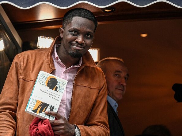 Le Goncourt, le plus prestigieux des prix littéraires français, a été décerné mercredi au Sénégalais Mohamed Mbougar Sarr, qui devient à 31 ans le premier écrivain d'Afrique subsaharienne à être consacré par ce prix. (Photo BERTRAND GUAY/AFP via Getty Images)