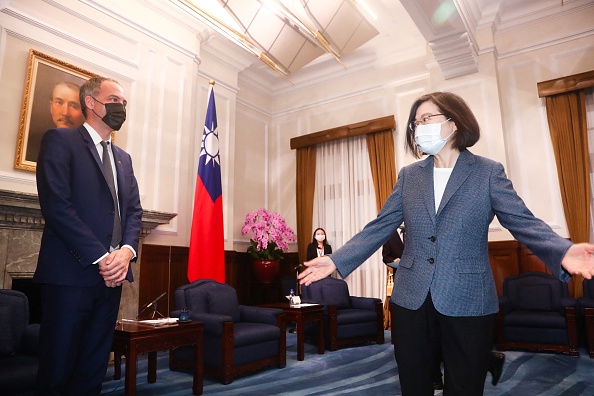 -La présidente taïwanaise Tsai Ing-wen à côté du député européen Raphael Glucksmann au bureau présidentiel de Taïwan le 4 novembre 2021. Photo par STR/AFP via Getty Images.