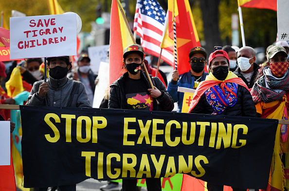 -Des manifestants défilent à Washington, DC, le 4 novembre 2021, marquant le premier anniversaire de la décision du gouvernement éthiopien de déployer des troupes dans la région du Tigré. Photo par Olivier DOULIERY / AFP via Getty Images.