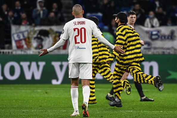 Deux "Dalton" envahissent le terrain  lors du match de football du groupe A de l'UEFA Europa League entre l'Olympique Lyonnais et l'AC Sparta Praha. (Photo : OLIVIER CHASSIGNOLE/AFP via Getty Images)