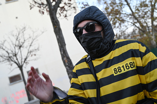 Un membre des "Dalton" - les rappeurs lyonnais connus pour narguer les autorités par leurs activités.  (PHILIPPE DESMAZES/AFP via Getty Images)