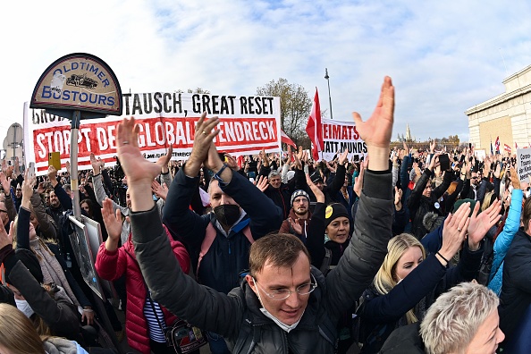 Manifestation à Vienne, capitale d’Autriche, contre les mesures anti-Covid, le 20 novembre 2021. Le gouvernement autrichien a décidé de confiner, dès ce lundi,  l’ensemble de la population, y compris les vaccinés, et de rendre la « vaccination obligatoire » à partir du 1er février 2022, faisant du pays le premier de l'UE à prendre des mesures aussi strictes. (Photo JOE KLAMAR/AFP via Getty Images)