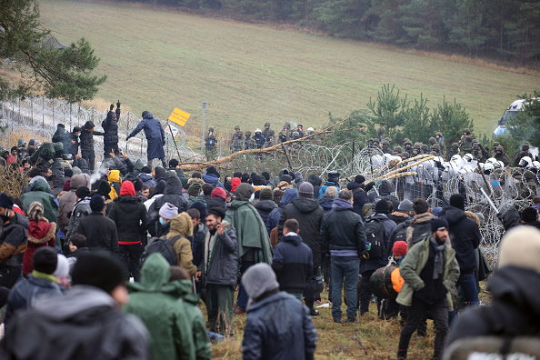 Des migrants à la frontière polono-biélorusse dans la région de Grodno. (Photo : LEONID SHCHEGLOV/BELTA/AFP via Getty Images)