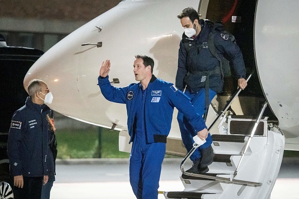 L'astronaute français de l'ESA, Thomas Pesquet  salue ses partisans alors qu'il débarque à l'aéroport de Bonn à Cologne, dans l'ouest de l'Allemagne, le 9 novembre 2021. Photo de Bernd Lauter / AFP via Getty Images.