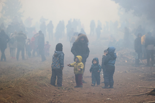 Une photo prise le 11 novembre 2021 montre des migrants dans un camp à la frontière biélorusse et polonaise, dans la région de Grodno.  (Photo : LEONID SHCHEGLOV/BELTA/AFP via Getty Images)