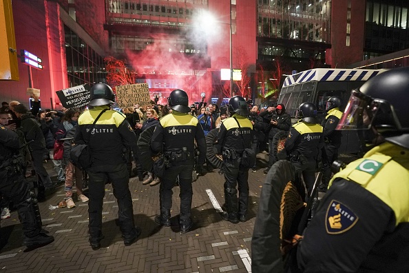 Manifestation contre le confinement à La Haye, le 12 novembre 2021. (Photo : JEROEN JUMELET/ANP/AFP via Getty Images)