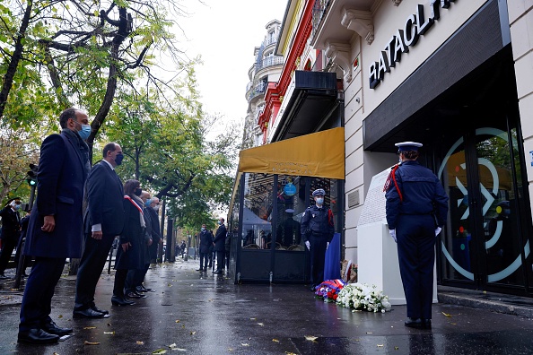 Le Premier ministre français Jean Castex, la maire de Paris Anne Hidalgo Présidente de l'association française Life for Paris Arthur Denouveaux participent à une cérémonie à la salle de concert "Le Bataclan" pour rendre hommage aux victimes des attentats terroristes du 13 novembre 2015. Photo de THOMAS SAMSON/POOL/AFP via Getty Images.