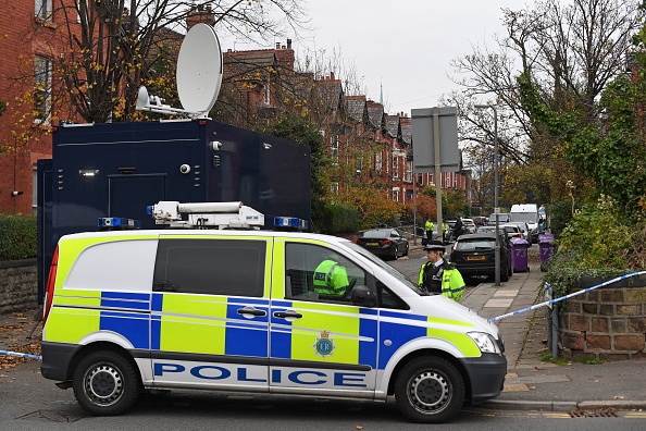 -Des policiers montent la garde dans une zone bouclée à Rutland Avenue, l'endroit où la police a confirmé que le passager du taxi qui a ensuite explosé devant l'hôpital pour femmes de Liverpool avait été récupéré, le 15 novembre 2021. Photo Paul ELLIS / AFP via Getty Images.