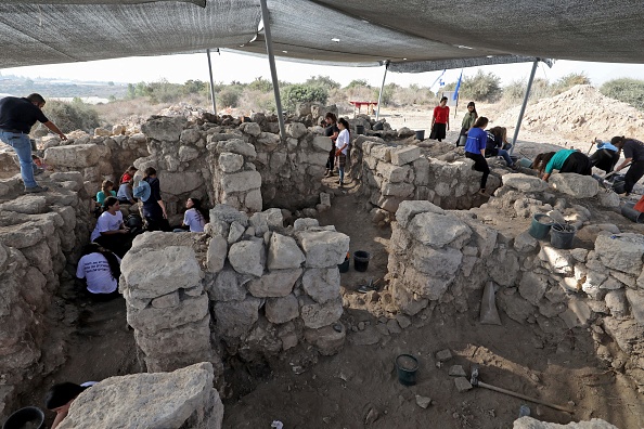 -Des lycéens participent à une fouille par l'Autorité des antiquités israéliennes  dans la forêt de Lachish le 16 novembre 2021. Photo de Gil COHEN-MAGEN / AFP via Getty Images.