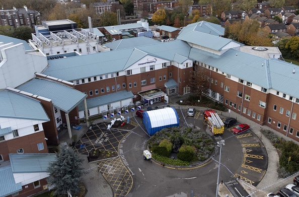 Une tente médico-légale de la police installée à l'extérieur de l'hôpital pour femmes de Liverpool, le 16 novembre 2021, deux jours après l'explosion d'une voiture. Photo par Oli SCARFF / AFP via Getty Images.