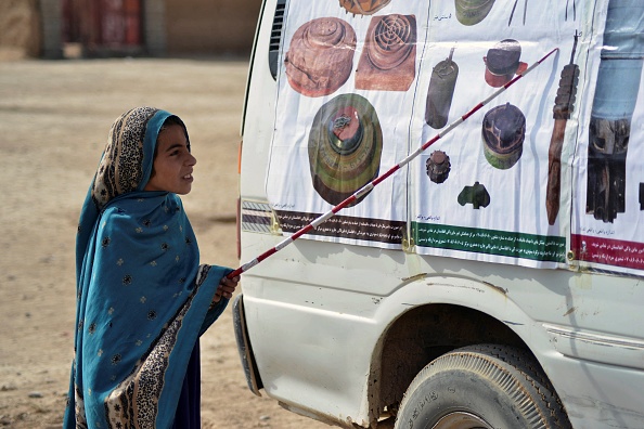  Un enfant participe à un cours sur les risques liés aux mines, dans le village de Nad-e-Ali en Afghanistan, le  9 11 2021. Photo Javed TANVEER/AFP via Getty Images.