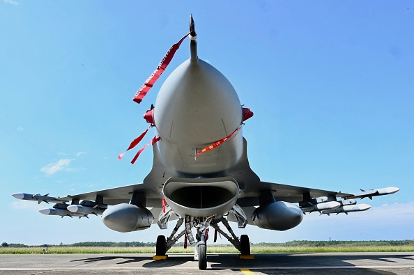 Un chasseur F-16 V amélioré de fabrication américaine est exposé lors d'une cérémonie à la Chiayi Air Force dans le sud de Taïwan le 18 novembre 2021. Photo de Sam Yeh / AFP via Getty Images.