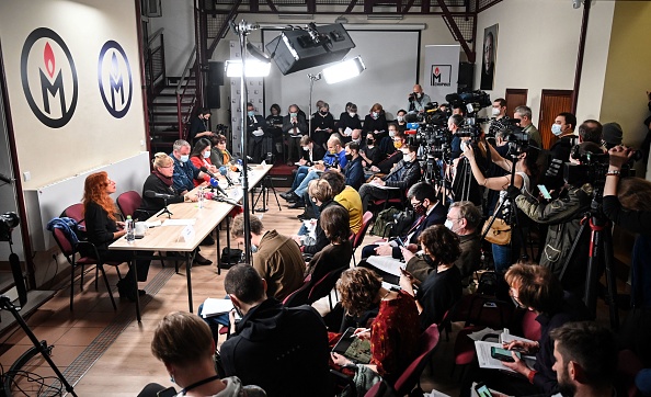 -Des membres du groupe de défense des droits de l'homme Memorial tiennent une conférence de presse dans leur bureau à Moscou le 18 novembre 2021. Photo d'Alexander NEMENOV / AFP via Getty Images.