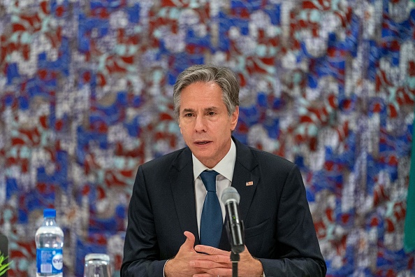 -Le secrétaire d'État américain Antony Blinken s'entretient avec des membres de la société civile à l'ambassade des États-Unis à Abuja, au Nigéria, le 19 novembre 2021. Photo par Andrew Harnik / POOL / AFP via Getty Images.