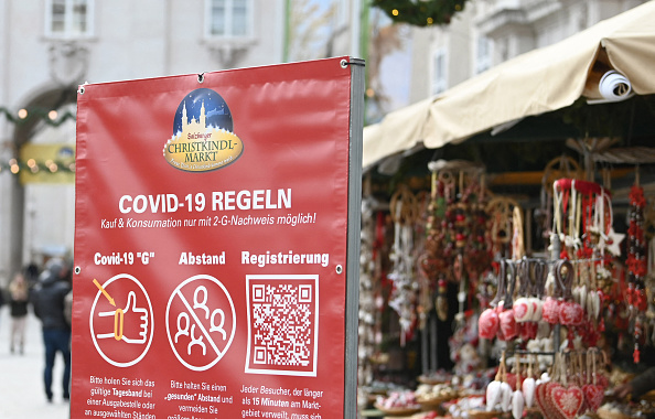 Un panneau affiche les règles pour les visiteurs du marché de Noël dans le contexte de la nouvelle pandémie de coronavirus COVID-19 à Salzbourg, le 19 novembre 2021. L'Autriche va imposer un confinement pour tous et rendre les vaccinations obligatoires, a annoncé le chancelier Alexander Schallenberg, faisant du pays le premier de l'UE à prendre des mesures aussi strictes. (Photo : BARBARA GINDL/APA/AFP via Getty Images)