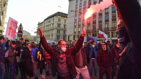 Des manifestations contre le confinement et les décrets sur les vaccins éclatent dans toute l’Europe