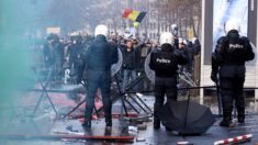 Heurts pendant un rassemblement de dizaines de milliers de personnes contre des mesures sanitaires à Bruxelles