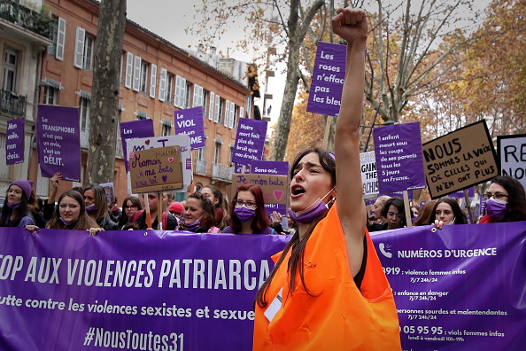 -Une manifestation organisée par "NousToutes", un collectif féministe français, contre les violences sexistes et sexuelles à Toulouse le 21 novembre 2021. Photo par Valentine CHAPUIS / AFP via Getty Images.