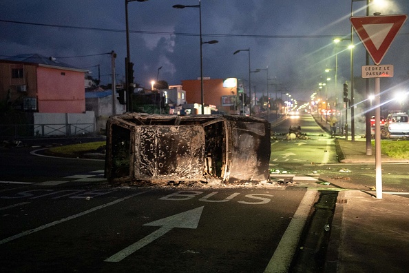 Des barrage bloquent les routes à Fort-de-France. (Photo : LOIC VENANCE/AFP via Getty Images)