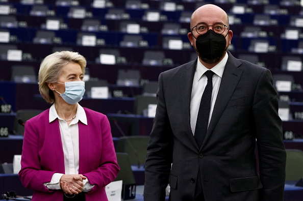 La présidente de la Commission européenne, Ursula von der Leyen (à gauche), assiste avec le président du Conseil européen, Charles Michel, aux travaux du Parlement européen sur les conclusions du sommet des dirigeants d'octobre, à Strasbourg, en France, le 23 novembre 2021.  (Photo : CHRISTIAN HARTMANN/POOL/AFP via Getty Images)