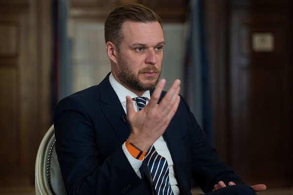 Le ministre des Affaires étrangères de Lituanie, Gabrielius Landsbergis, s'exprime lors d'une interview avec l'AFP, le 24 novembre 2021 à Washington, DC. (Photo : JIM WATSON/AFP via Getty Images)