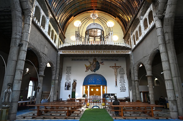 -Une femme prie à la cathédrale de Justo le 26 novembre 2021 à Mejorada del Campo, à 20 km à l'est de Madrid. Photo de Gabriel BOUYS / AFP via Getty Images.