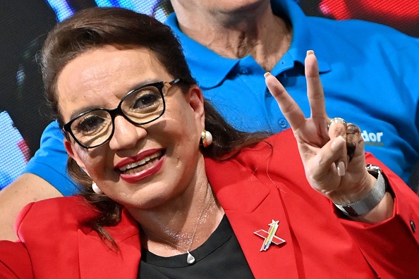 -La candidate à la présidence hondurienne Xiomara Castro, fait le signe de la victoire alors qu'elle célèbre sa victoire au siège du parti à Tegucigalpa, le 28 novembre 2021. Photo de Luis ACOSTA / AFP via Getty Images.