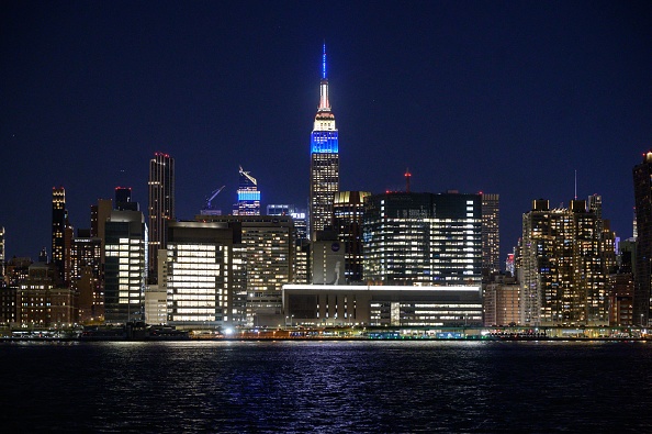 l'Empire State Building illuminé aux couleurs du drapeau français, en hommage à Joséphine Baker, héroïne de la résistance franco-américaine, militante des droits civiques et pionnière de la diversité, à New York, le 29 novembre 2021. (Photo : ED JONES/AFP via Getty Images)