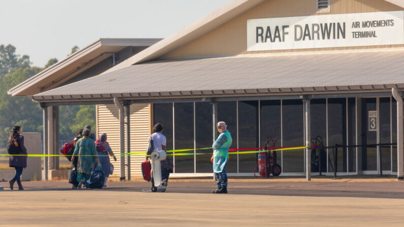 Sur cette photo fournie par le ministère australien de la Défense, les passagers du vol QF112 sont transportés vers l'installation de quarantaine de Howard Springs après leur arrivée à la base RAAF de Darwin le 15 mai 2021 à Darwin, en Australie. (Photo de LAC Stewart Gould/Département australien de la défense via Getty Images)
