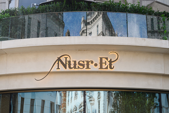 Restaurant Nusr-Et, spécialisé dans la préparation des steaks recouverts de feuilles d'or à 1000$.
Photo by Leon Neal/Getty Images