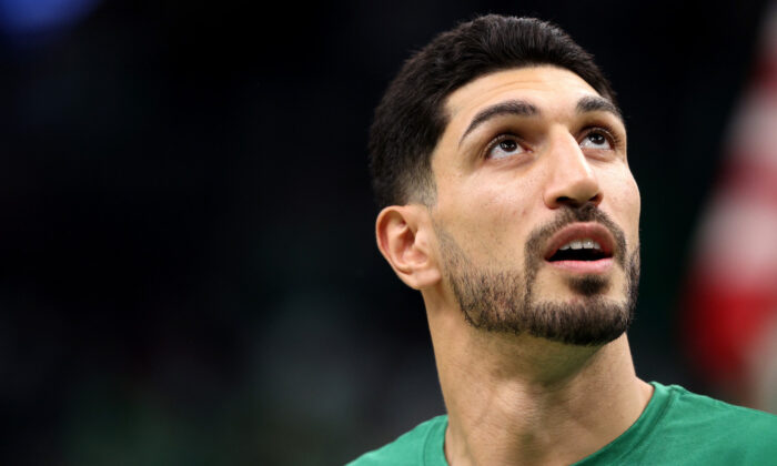 Enes Kanter des Boston Celtics avant l'ouverture à domicile des Celtics contre les Toronto Raptors au TD Garden de Boston le 22 octobre 2021. (Maddie Meyer/Getty Images)