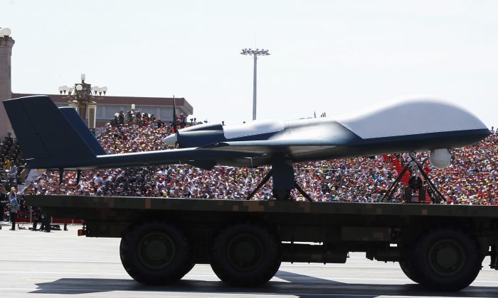 Un drone militaire chinois est présenté lors d'un défilé militaire sur la place Tiananmen à Pékin, le 3 septembre 2015. (Rolex Dela Pena/AFP/Getty Images)