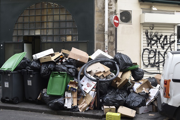 Poubelles débordantes sur les trottoirs au cœur de Paris. (DOMINIQUE FAGET/AFP via Getty Images)