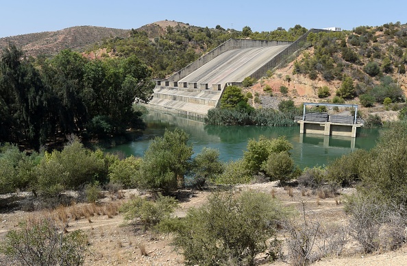 -Coupures d'eau, barrages à secs et flétrissement de la végétation : la Tunisie a connu un été difficile en raison d'un manque de précipitations qui a renforcé les tensions sociales dans plusieurs régions défavorisées, le 21 août 2016. Photo FETHI BELAID/AFP via Getty Images.