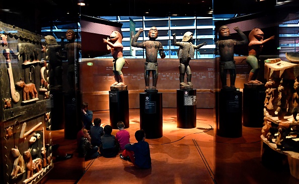 -De grandes statues royales du royaume du Dahomey datant de 1890-1892 sont photographiées le 18 juin 2018 au musée du Quai Branly-Jacques Chirac à Paris. Le Bénin a demandé la restitution de ses trésors nationaux. Photo de GERARD JULIEN / AFP via Getty Images.