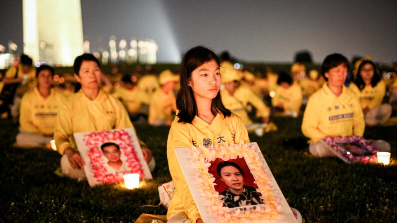 Des pratiquants de Falun Gong participent à une veillée aux chandelles en mémoire des victimes de la persécution qui dure depuis 22 ans en Chine, au Washington Monument, le 16 juillet 2021. (Samira Bouaou/The Epoch Times).