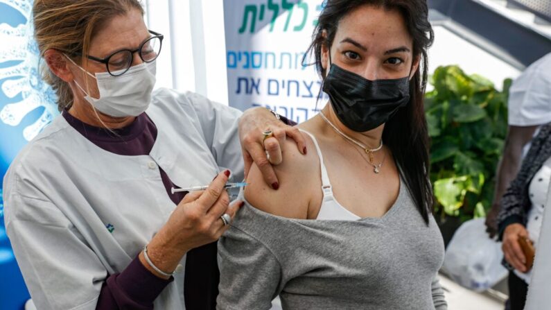 Infirmière administrant une dose du vaccin Pfizer-BioNtech Covid-19 à une femme enceinte aux services de santé Clalit, dans la ville côtière méditerranéenne israélienne de Tel Aviv, le 23 janvier 2021. (Jack Guez/AFP via Getty Images)