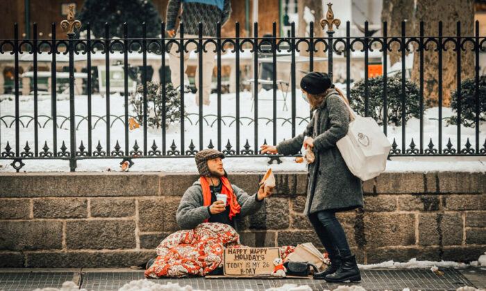 Alors que le Covid-19 nous pousse à nous isoler, ceux qui continuent à rechercher la compassion et le contact avec les autres s'en sortent mieux, selon une étude. (Jon Tyson/Unsplash)