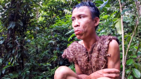 Un homme qui a vécu 40 ans dans la jungle avec des capacités de survie « surhumaines » voit une grande ville et l’océan pour la première fois