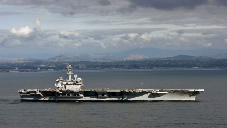 Dans ce document publié par l'U.S. Navy, le porte-avions USS Theodore Roosevelt (CVN 71) quitte son port d'attache de San Diego le 17 janvier 2020. (Photo par U.S. Navy via Getty Images)