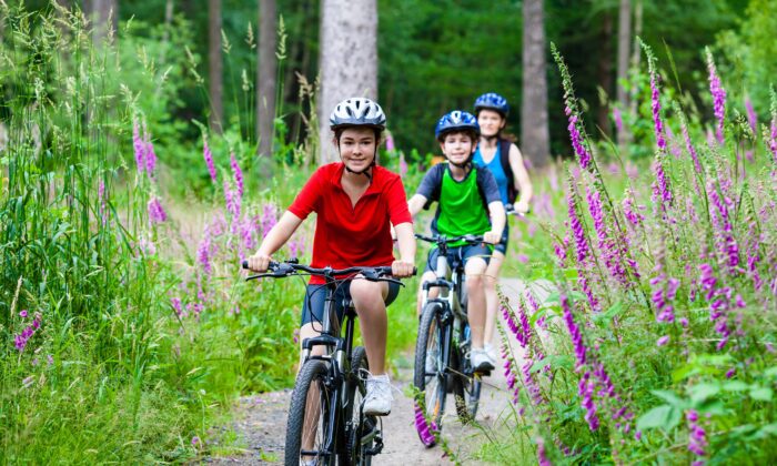 Une nouvelle étude suggère que limiter le temps passé devant un écran par les enfants est la moitié du chemin à parcourir, l'autre moitié étant de s'assurer qu'ils font suffisamment d'exercice (Jacek Chabraszewski/Shutterstock)