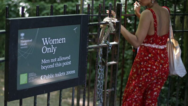  Panneau « Women Only » à l’entrée d’une piscine à Hampstead Heath, dans le centre de Londres, le 27 juin 2018. (DANIEL LEAL-OLIVAS/AFP via Getty Images)