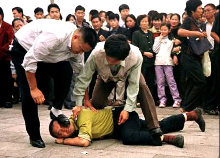 La police piétine et frappe un pratiquant de Falun Gong qui allait faire appel sur la place Tiananmen. (minghui.org)