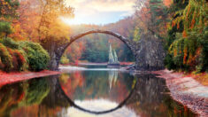 Le « pont du Diable », vieux de 160 ans, crée un cercle parfait avec sa réflexion dans l’eau