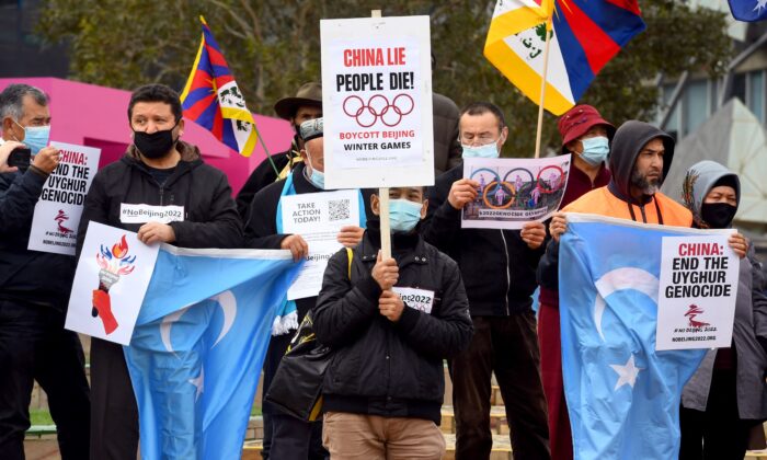 Des activistes, dont des membres des communautés locales de Hong Kong, du Tibet et de l'Ouïghour, brandissent des banderoles et des pancartes appelant le gouvernement australien à boycotter les Jeux olympiques d'hiver de Pékin 2022 en raison du bilan de la Chine en matière de droits de l'homme, à Melbourne, en Australie, le 23 juin 2021. (William West/AFP via Getty Images)