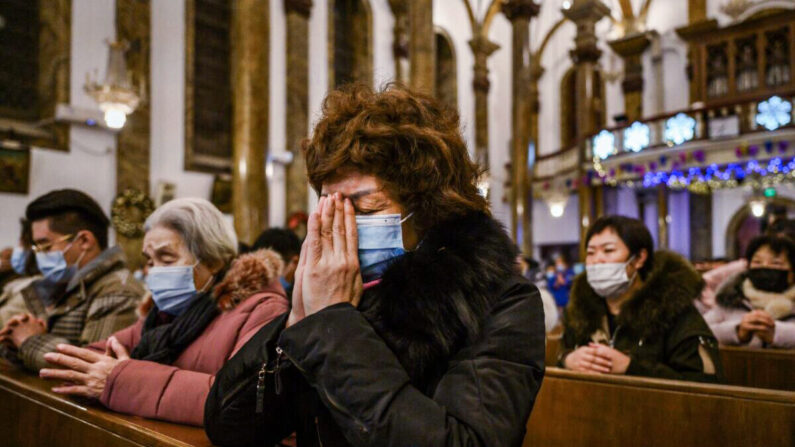 Des chrétiens chinois prient au cours de la messe de Noël dans une église catholique, le 24 décembre 2020 à Pékin, en Chine. (Kevin Frayer/Getty Images)